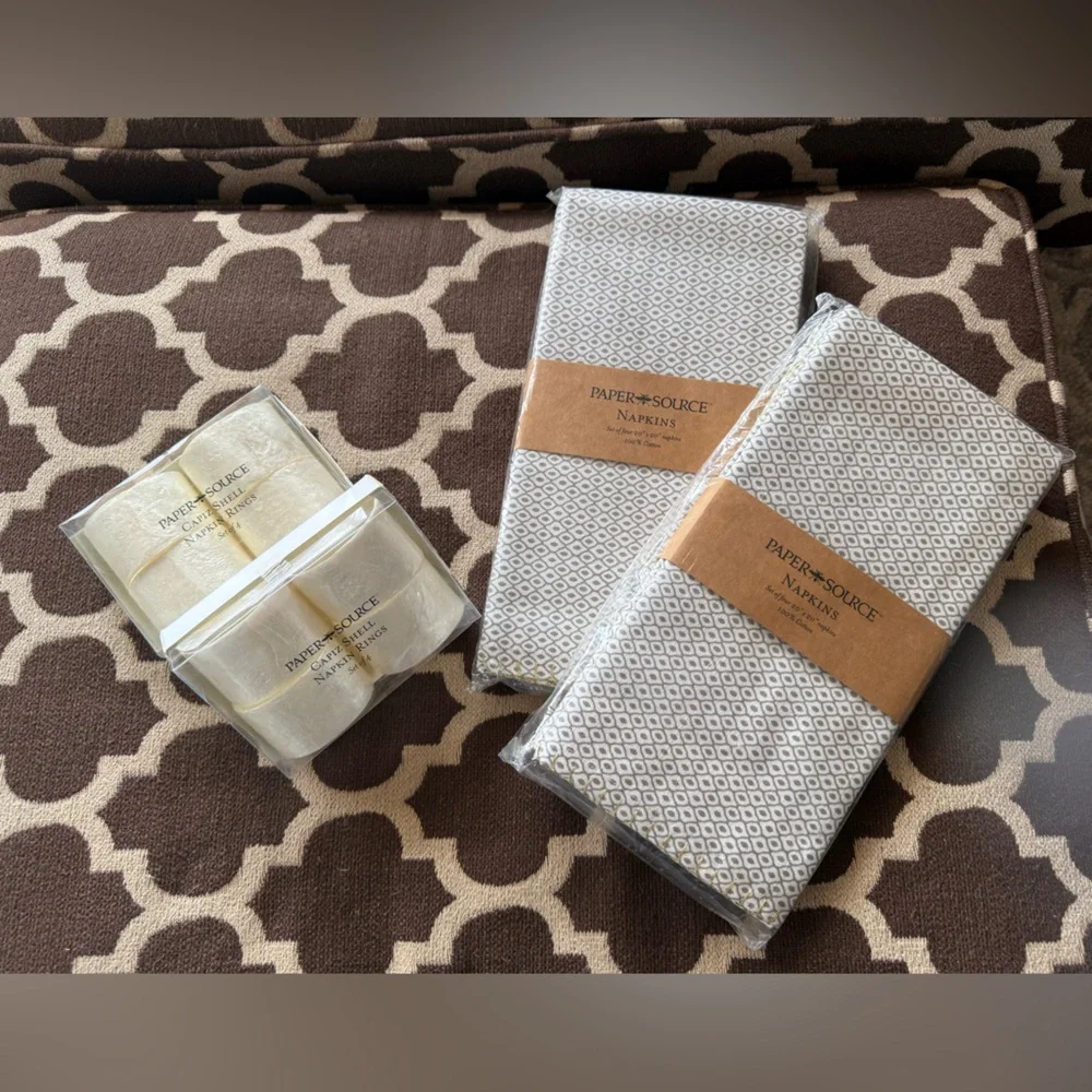 Paper Source Gray & White Geometric lattice Napkins w/ pearlescent Napkin Rings